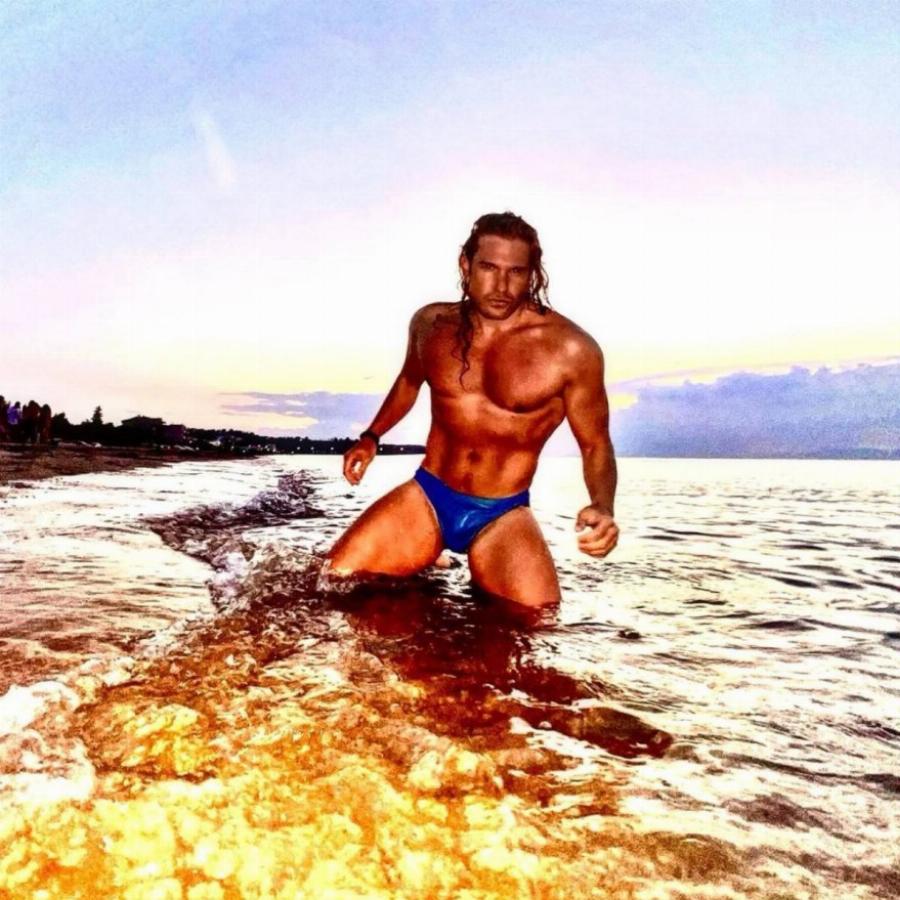 Πιο τούμπανο και με κατάξανθα μαλλιά: Ο Δημήτρης Πυργίδης  2 χρόνια μετά το Big Brother είναι πιο ανανεωμένος από ποτέ