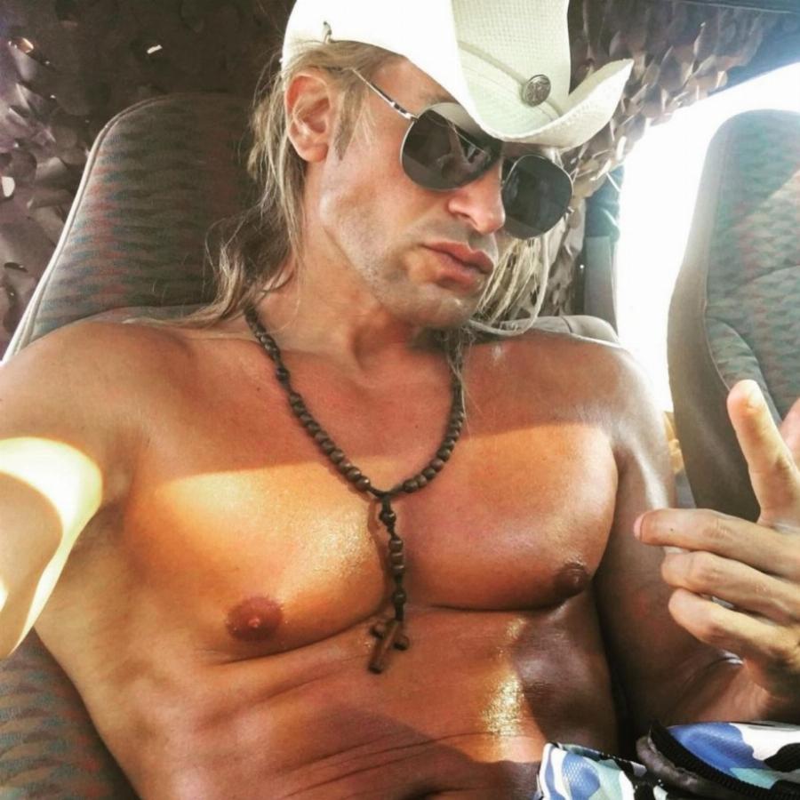 Πιο τούμπανο και με κατάξανθα μαλλιά: Ο Δημήτρης Πυργίδης  2 χρόνια μετά το Big Brother είναι πιο ανανεωμένος από ποτέ