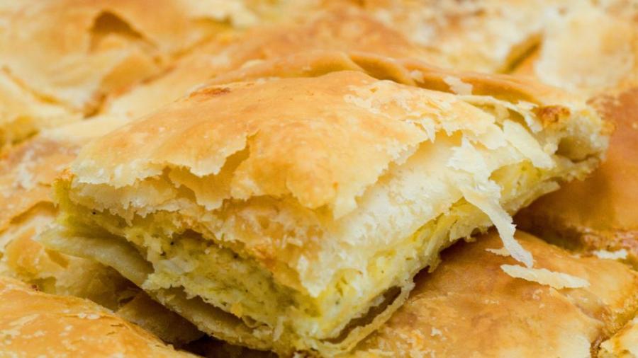 Δεν θα μείνει κομμάτι στο ταψί: Χωριάτικη τυρόπιτα με κρεμμύδια και θυμάρι που θα σας ξετρελάνει