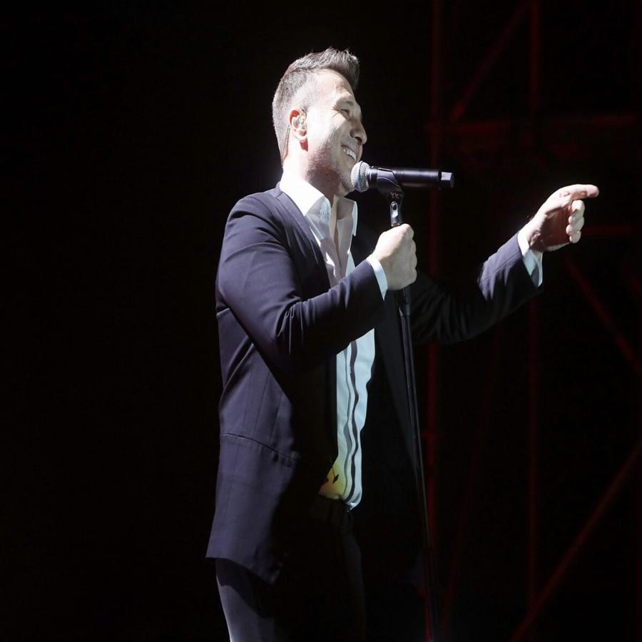 Ξεχωριστή στιγμή για τον Γιάννη Πλούταρχο: Αφιέρωσε τραγούδι σε 22χρονη κοπέλα με τετραπληγία που πήγε σε συναυλία του