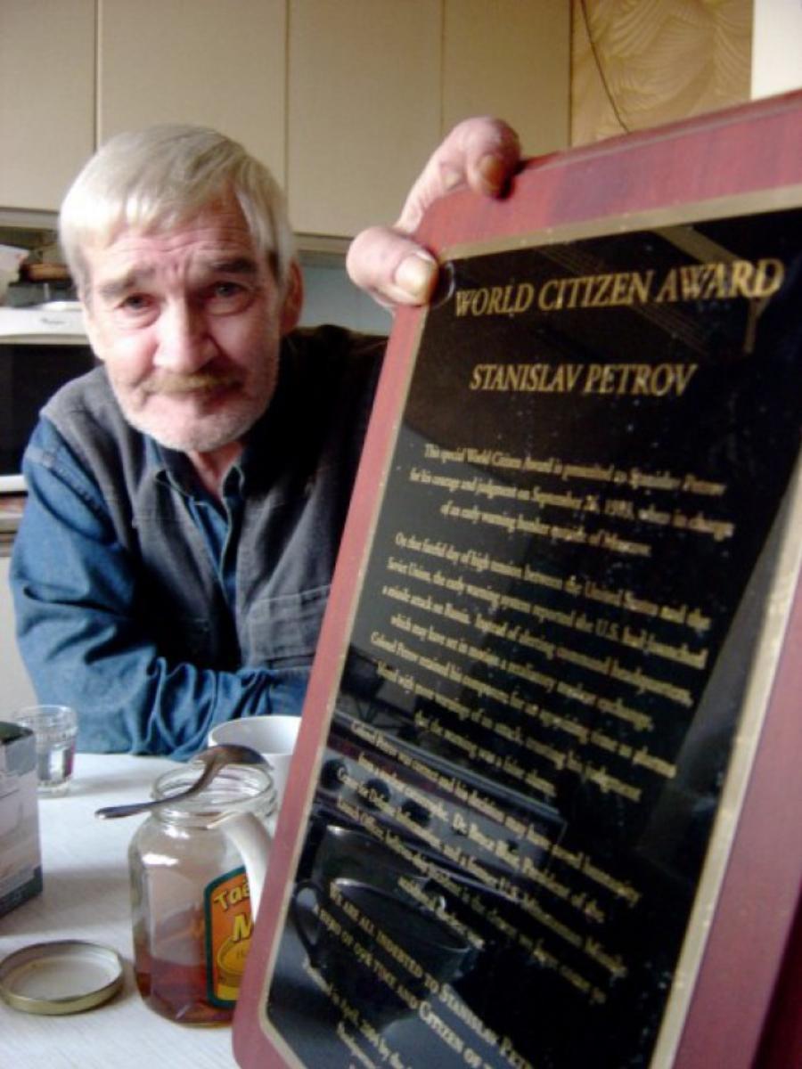 Η αληθινή ιστορία ενός αφανή ήρωα: Έσωσε τον κόσμο από την καταστροφή πριν από 32 χρόνια αλλά έζησε στην εξαθλίωση