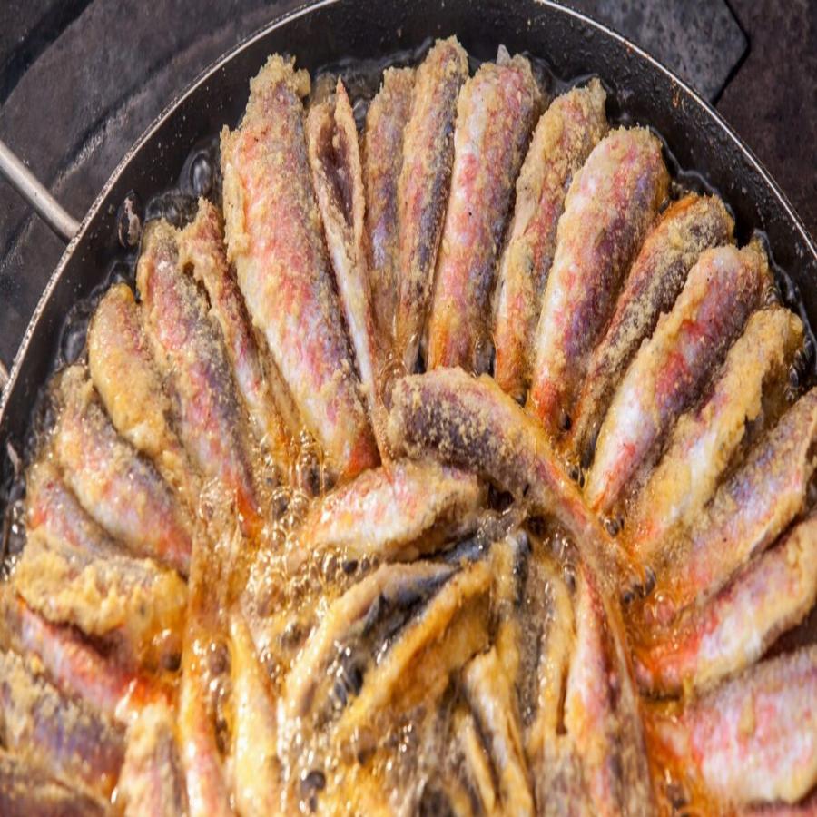 Απίθανος καλοκαιρινός μεζές: Συνταγή για τηγανητά ψαράκια σαβόρο – Μελωμένα και κριτσανιστά