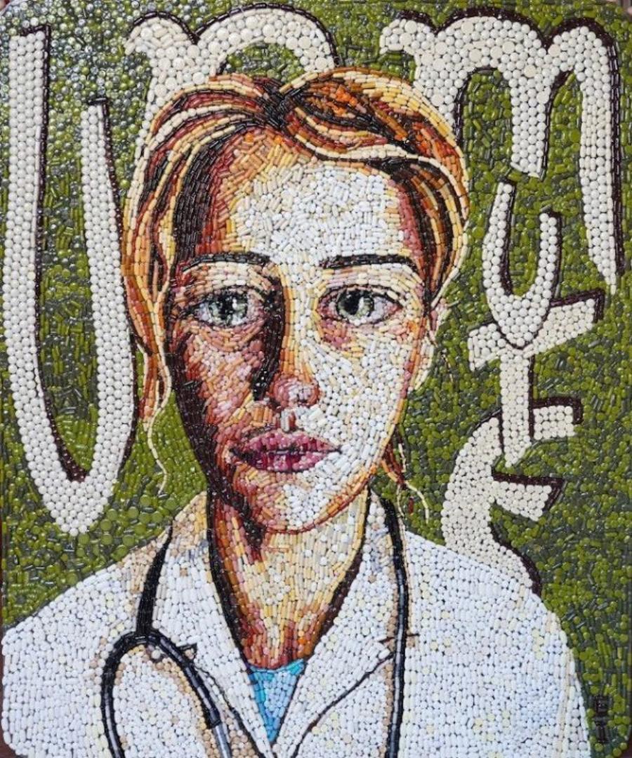 «Μέσω της τέχνης υπάρχει θεραπεία»: Η Ελληνίδα γιατρός που φτιάχνει τα πιο ονειρικά ψηφιδωτά με ληγμένα φάρμακα