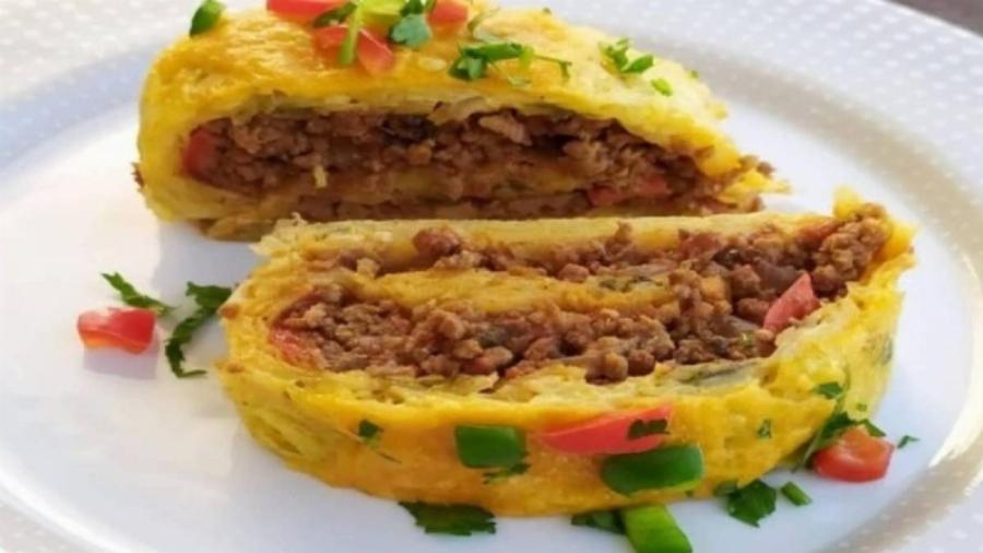 Η συνταγή που θα σας ξετρελάνει: Ανοίγει ρολό πατάτας και απλώνει πάνω κιμά – Θα θες σίγουρα να το δοκιμάσεις και εσύ