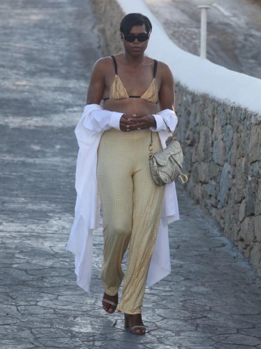 Απολαμβάνει τις καλοκαιρινές διακοπές του στην Μύκονο και εντυπωσιάζει: Ο 30χρονος γιος του Μάτζικ Τζόνσον τρέλανε με την εμφάνιση του