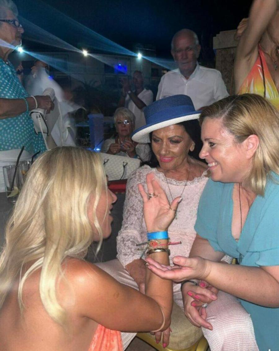 Κούκλα και αγέραστη: Η 89χρονη καλλονή Ζωζώ Σαπουτζάκη διασκέδασε σε ένα ξέφρενο βράδυ και γοήτευσε τους πάντες