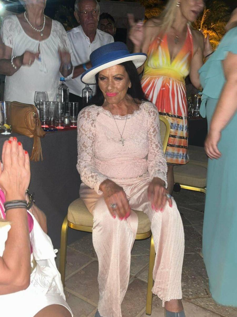 Κούκλα και αγέραστη: Η 89χρονη καλλονή Ζωζώ Σαπουτζάκη διασκέδασε σε ένα ξέφρενο βράδυ και γοήτευσε τους πάντες