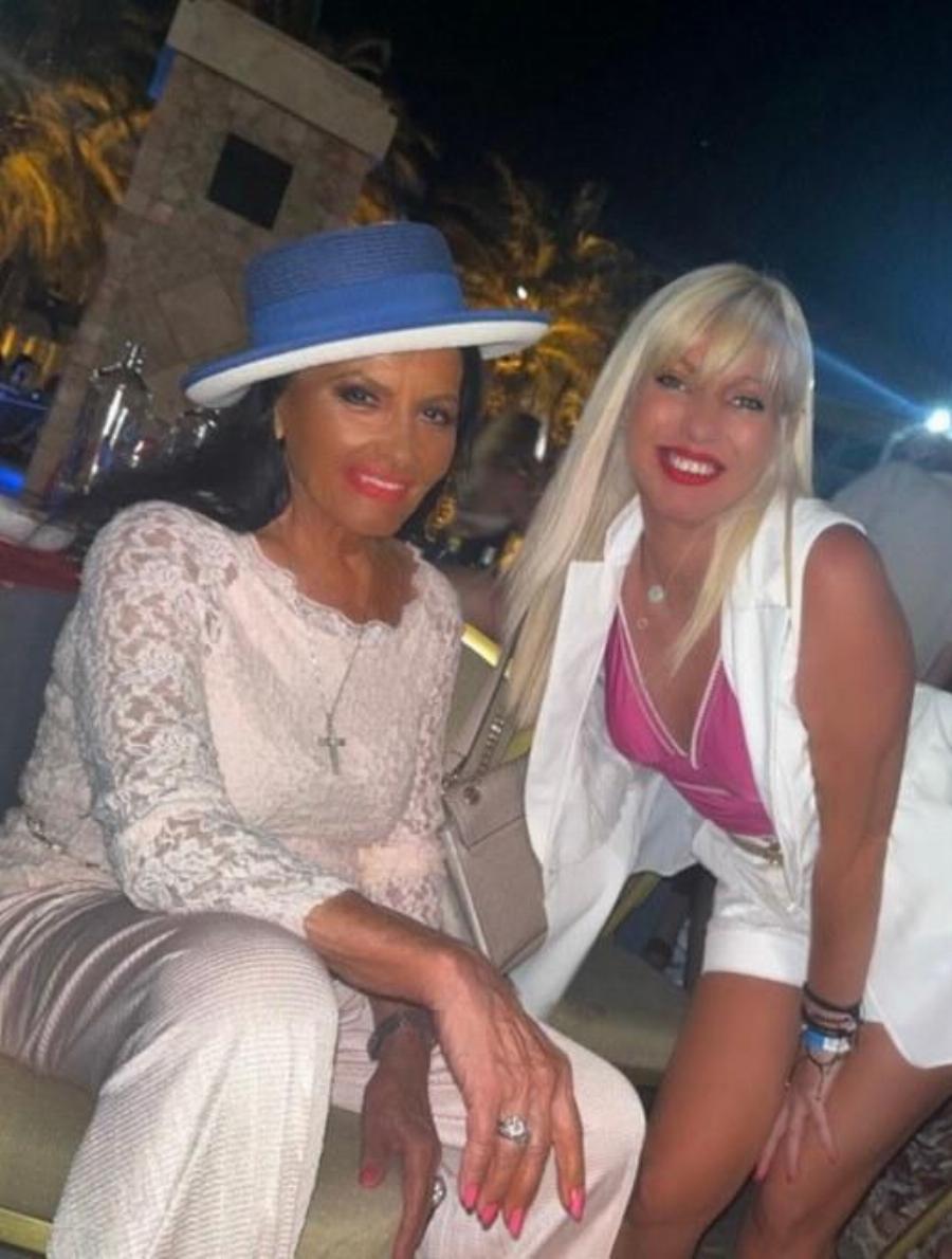 Κούκλα και αγέραστη: Η 89χρονη καλλονή Ζωζώ Σαπουτζάκη διασκέδασε σε ένα ξέφρενο βράδυ και γοήτευσε τους πάντες