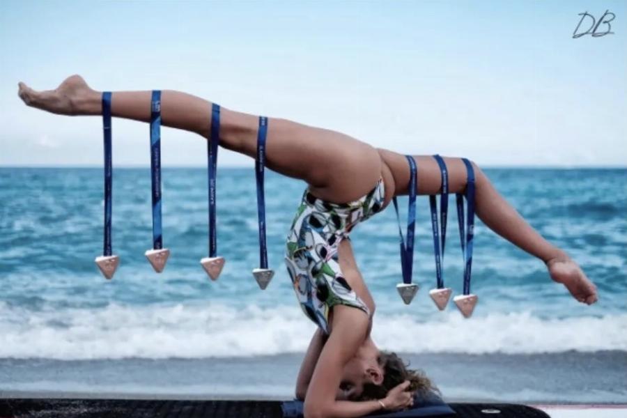 Ιταλία: Κολυμβήτρια ποζάρει με τα μετάλλιά της και απαντάει στα «σεξιστικά και χυδαία σχόλια» που δέχθηκε για την πόζα της