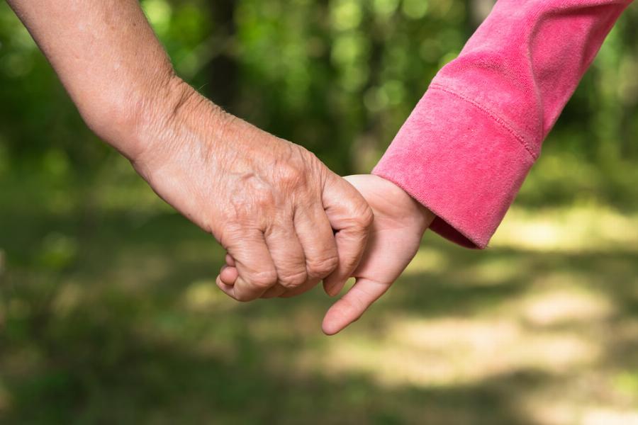 Εξομολόγηση αναγνώστριας: Χθες ο γιος μου αρραβωνιάστηκε μια γυναίκα μόνη με παιδιά και απέκτησα εγγόνια. Είμαι ευτυχισμένη!