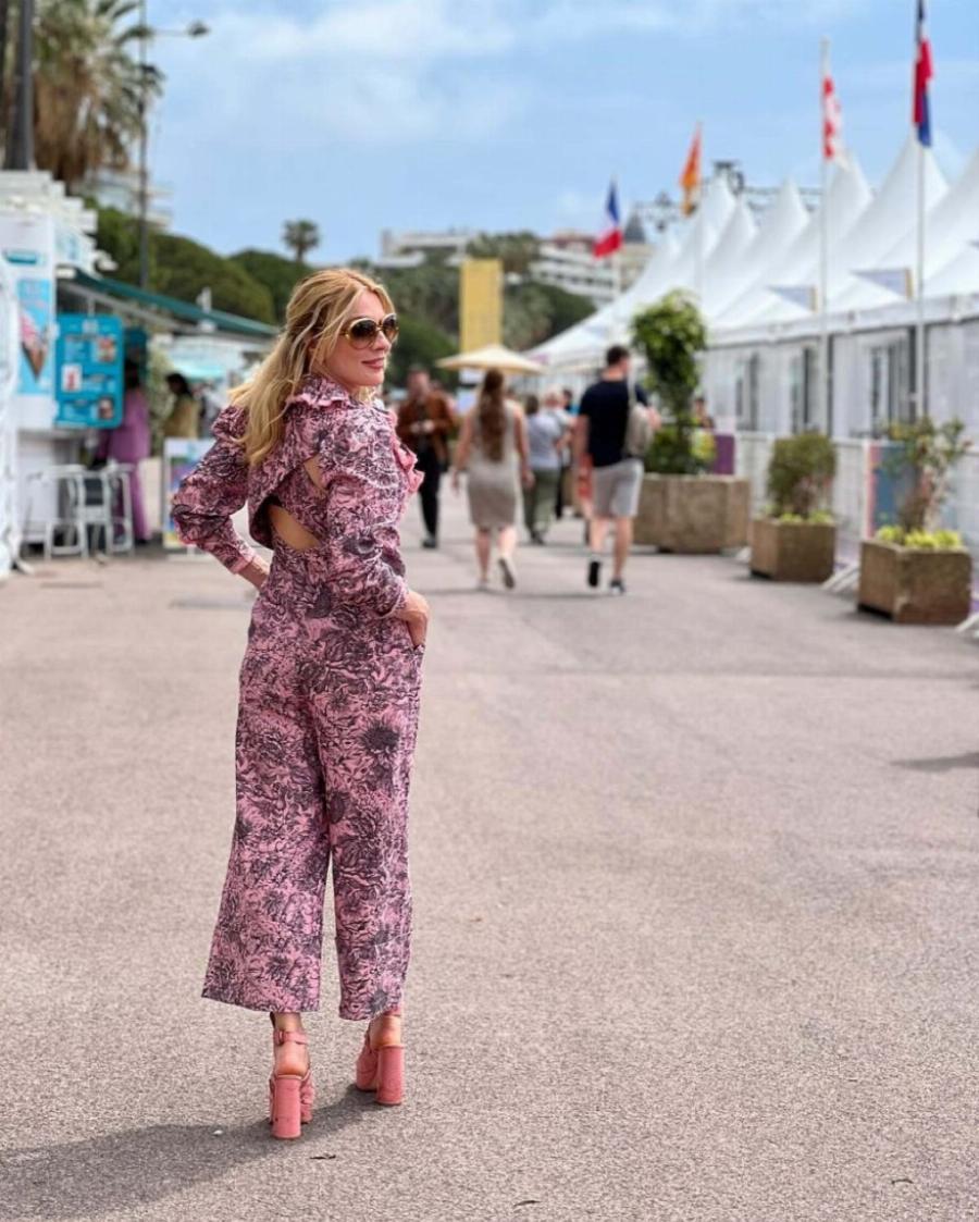 Σώμα που θα ζήλευαν και οι 20αρες: Η Σμαράγδα Καρύδη ποζάρει με μαγιό και φέρνει πανδαιμόνιο