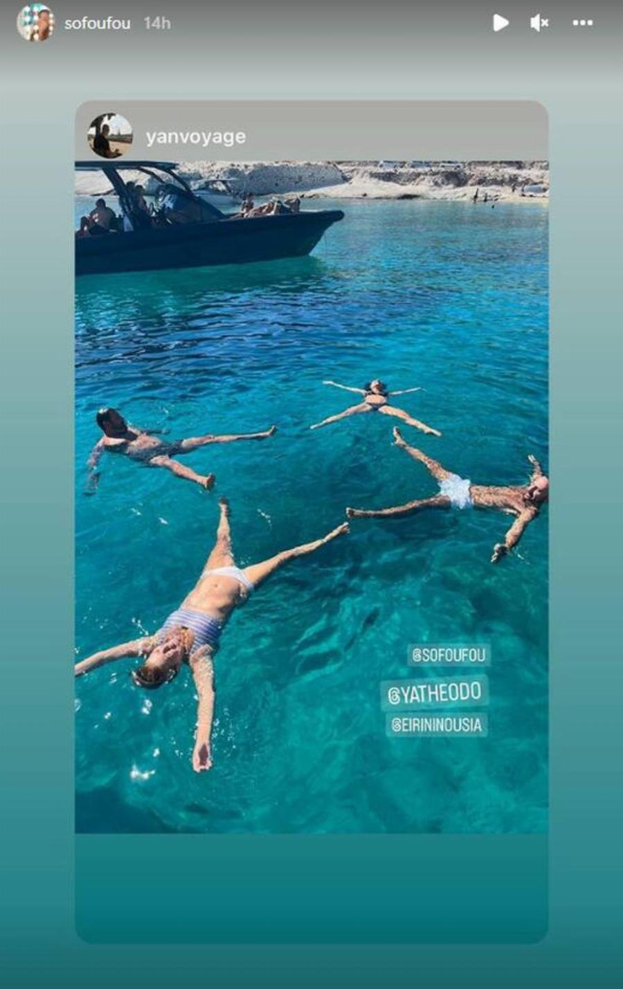 Εντυπωσιάζει η Σοφία Αλιμπέρτη στα 56 της χρόνια με μπικίνι – Απολαμβάνει ξέγνοιαστες καλοκαιρινές στιγμές