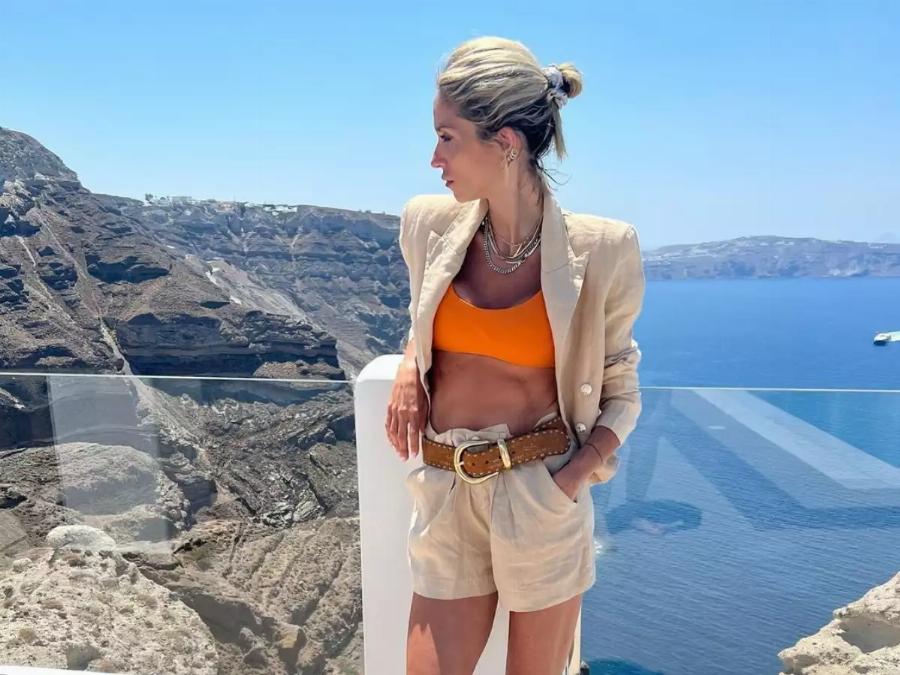 Σοφία Καρβέλα: Η κόρη της Άννας Βίσση πιο εντυπωσιακή από ποτέ στην Σαντορίνη μαζί με τα παιδιά της