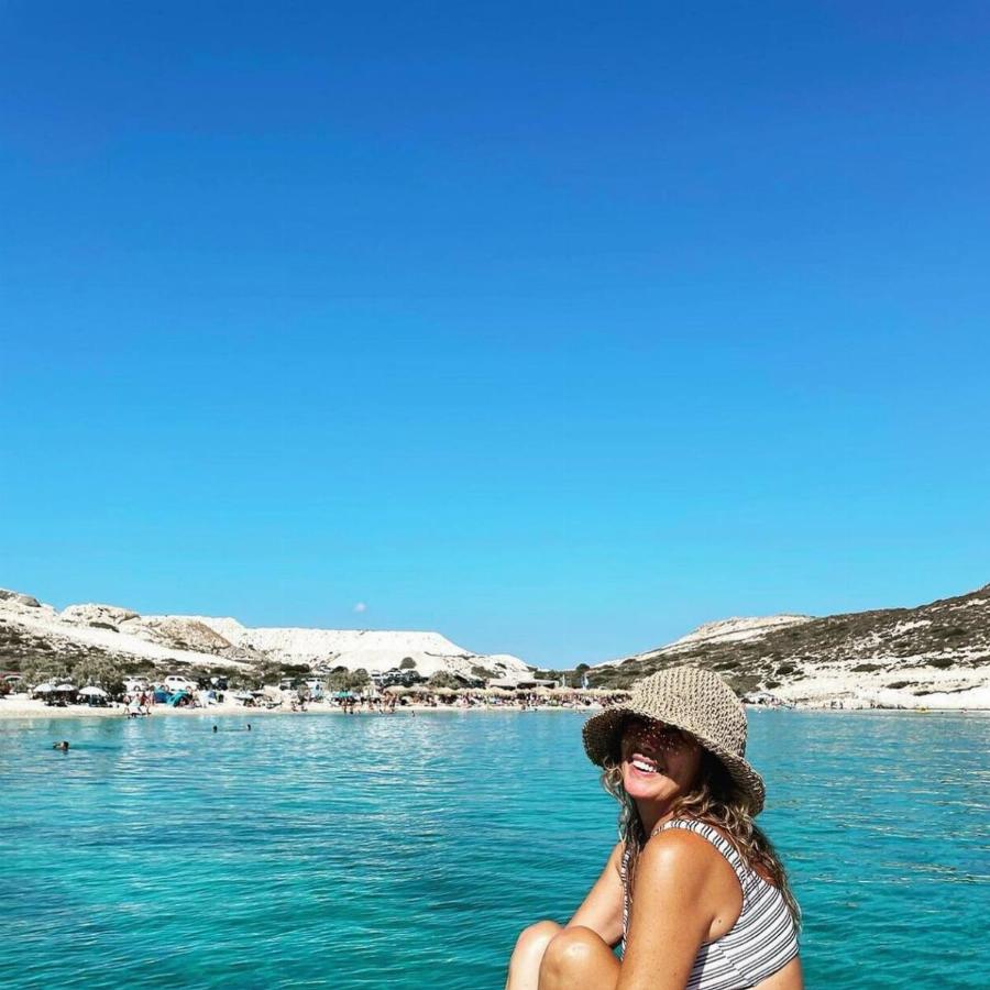 Εντυπωσιάζει η Σοφία Αλιμπέρτη στα 56 της χρόνια με μπικίνι – Απολαμβάνει ξέγνοιαστες καλοκαιρινές στιγμές