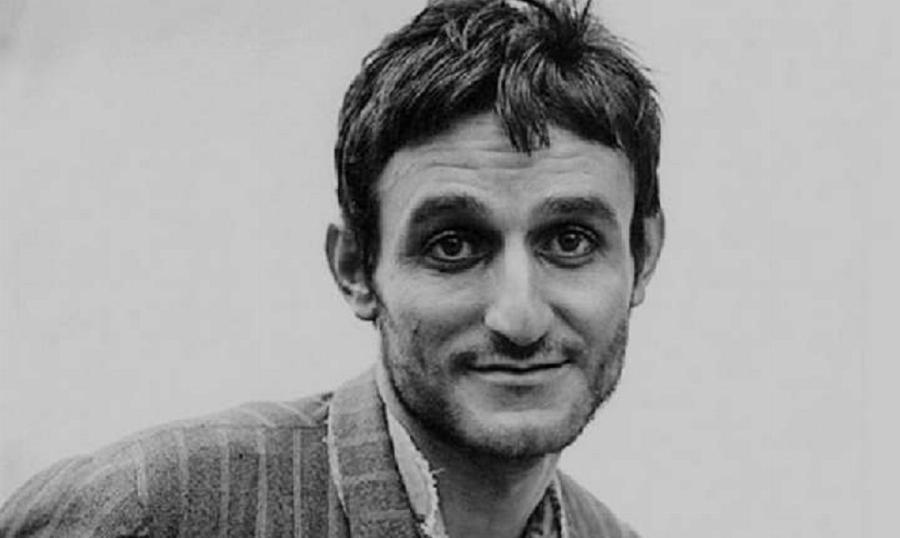 Σωτήρης Μουστάκας: Η φυλακή στα 15 του, το πλαστό διαβατήριο για να ταξιδέψει στην Αθήνα, η άρνηση να πάει Χόλιγουντ και το πρόωρο τέλος