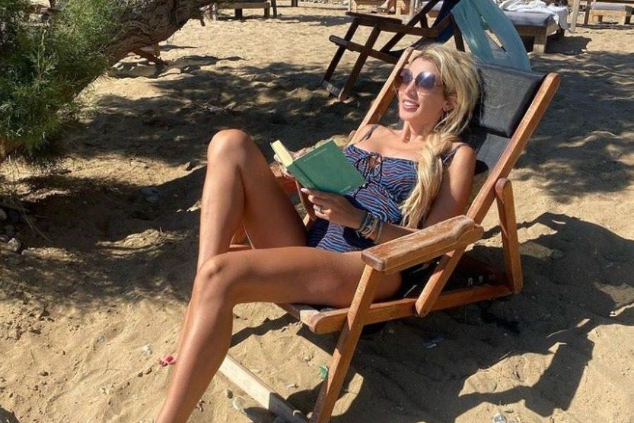 Δεν έχει βάλει ούτε γραμμάριο η Κωνσταντίνα Σπυροπούλου: Ποζάρει με μπικίνι μετά τις φήμες περί εγκυμοσύνης