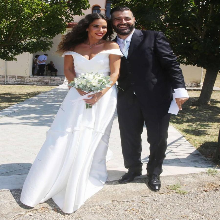 Πιο ευτυχισμένη από ποτέ η Κατερίνα Στικούδη: Ανακοίνωσε τα ευχάριστα με μια ανάρτηση αγκαλιά με τον πεθερό της