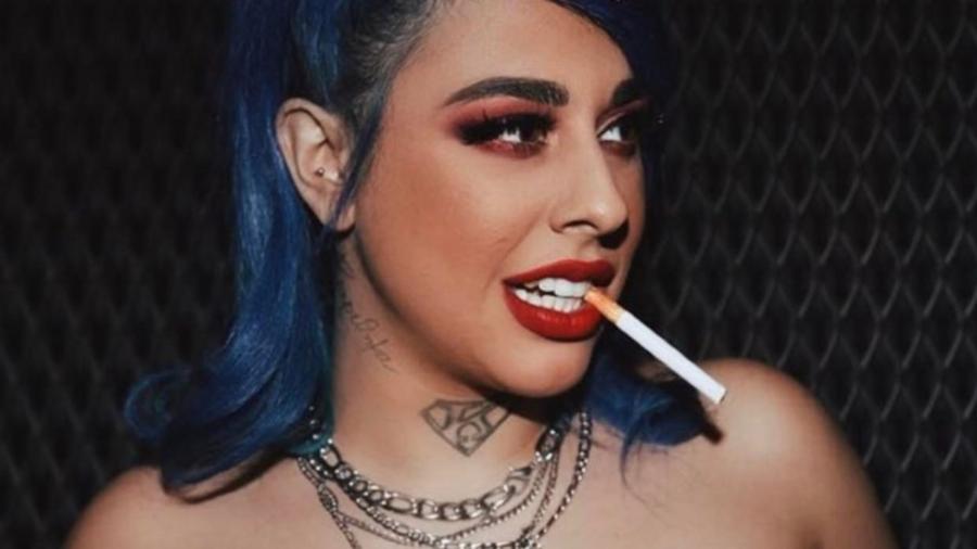 Η επιστροφή της Super Κικής στο μετά την τpαγική αποβολή της: Χαμογελαστή και με τσιγάρο στο χέρι