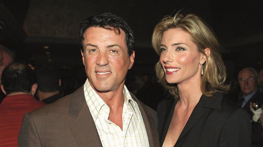 Φήμες θέλουν τον Σιλβέστερ Σταλόνε να έχει χωρίσει: «Εξαφάνισε» το τατουάζ με τη γυναίκα του και το κάλυψε με τον σκύλο από το «Rocky»