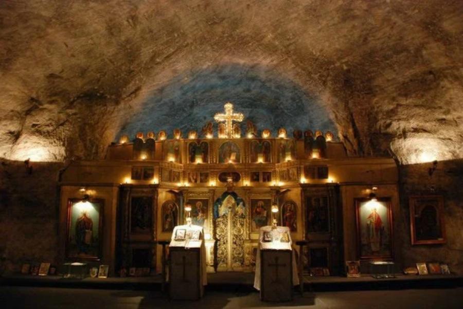 “Χτίστηκε 240 μέτρα κάτω από τη γη από ανθρακωρύχους και είναι φτιαγμένος από αλάτι” – O εντυπωσιακός υπόγειος ναός της Αγίας Βαρβάρας