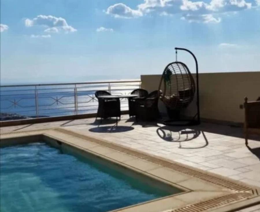 Ένα παλάτι με θέα το απέραντο γαλάζιο: Το νέο σπίτι του Λάμπρου Κωνσταντάρα με πισίνα στη βεράντα και τεράστιο σαλόνι που μας άφησε άφωνους