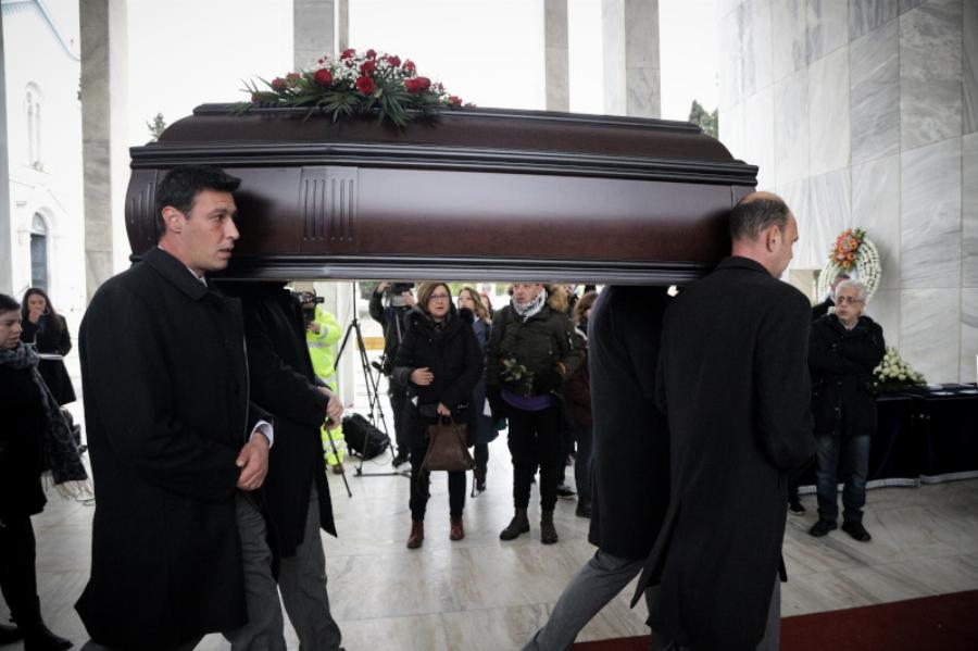 Θάνος Μικρούτσικος: Η δολοφονία που τον στιγμάτισε, οι 3 γάμοι, τα τέσσερα παιδιά, η μάχη με τον καρκίνο και το δημόσιο μήνυμα πριν το τέλος