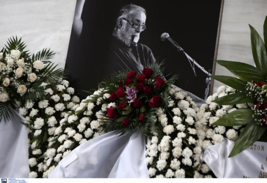 Θάνος Μικρούτσικος: Η δολοφονία που τον στιγμάτισε, οι 3 γάμοι, τα τέσσερα παιδιά, η μάχη με τον καρκίνο και το δημόσιο μήνυμα πριν το τέλος