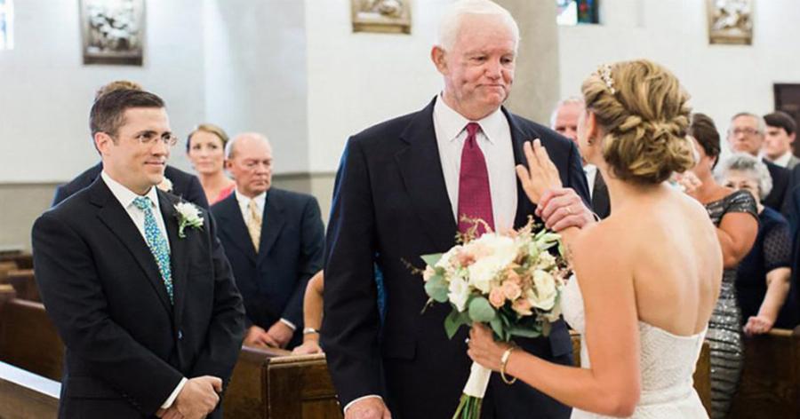 Δάκρυα συγκίνησης: Τη συνόδευσε ως νύφη ο λήπτης της καρδιάς του πατέρα της