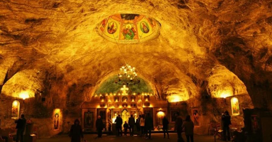 “Χτίστηκε 240 μέτρα κάτω από τη γη από ανθρακωρύχους και είναι φτιαγμένος από αλάτι” – O εντυπωσιακός υπόγειος ναός της Αγίας Βαρβάρας