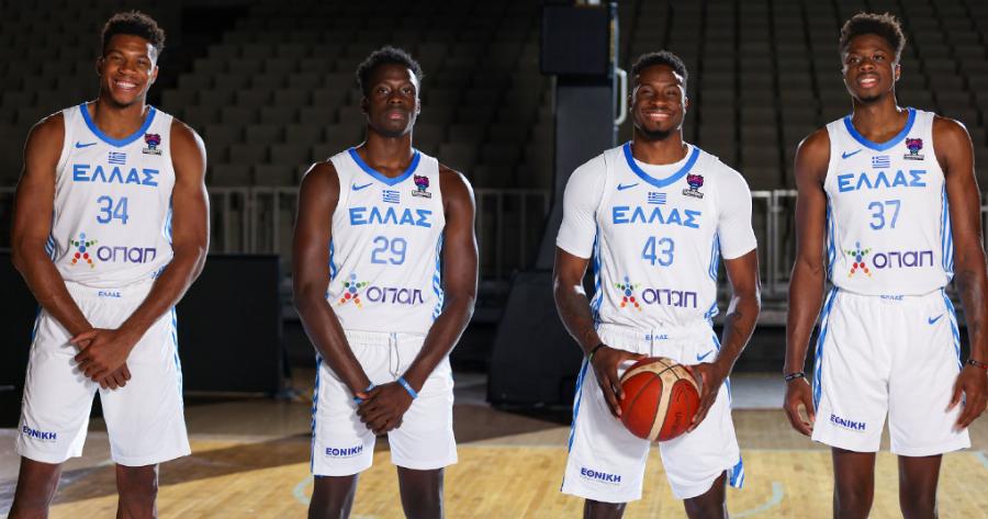 «Είμαστε περήφανοι»: Τα αδέλφια Αντετοκούνμπο φωτογραφίζονται με την νέα φανέλα της Εθνικής Ελλάδας