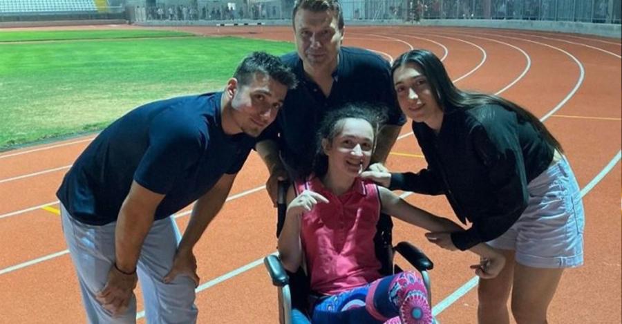 Πράξεις αγάπης από τον Πλούταρχο: Γονάτισε και τραγούδησε σε 22χρονη με τετραπληγία στη Μυτιλήνη