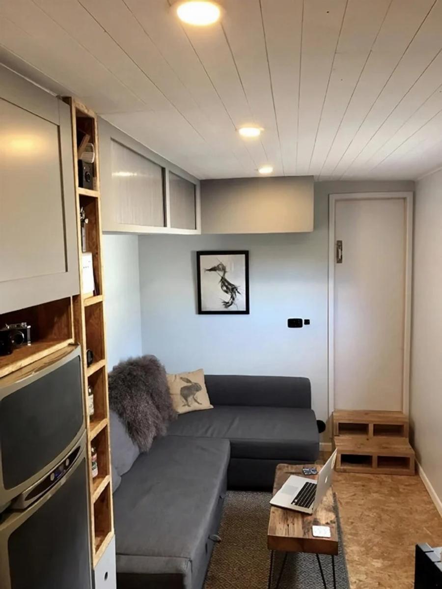 Ονειρικό σπίτι μόνο με 4.000ευρώ: Ζευγάρι αγόρασε παλιό φορτηγό, το μεταμόρφωσε σε κινητό σπίτι και το εσωτερικό του εντυπωσιάζει