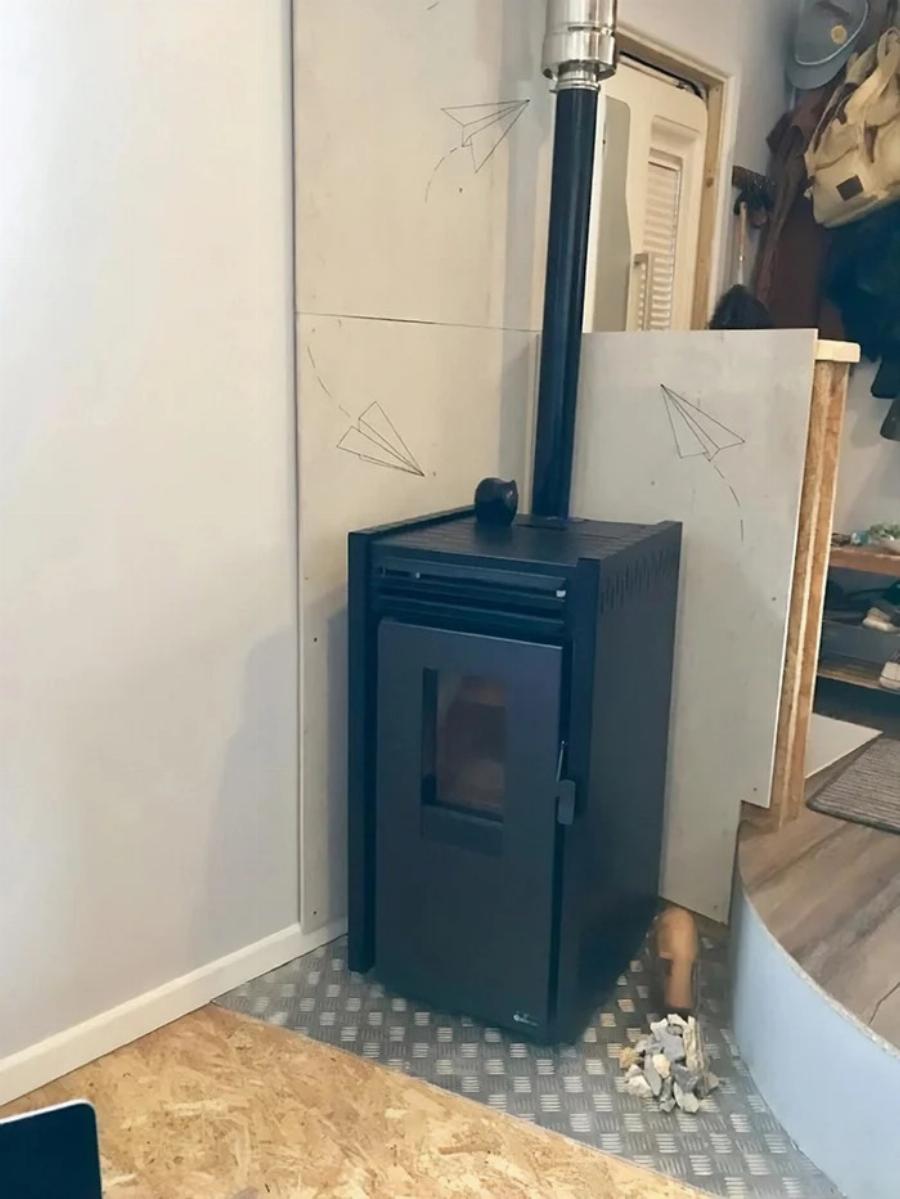 Ονειρικό σπίτι μόνο με 4.000ευρώ: Ζευγάρι αγόρασε παλιό φορτηγό, το μεταμόρφωσε σε κινητό σπίτι και το εσωτερικό του εντυπωσιάζει