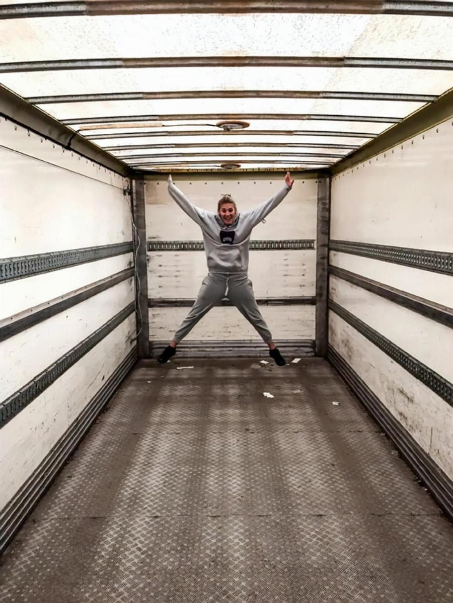 Ονειρικό σπίτι μόνο με 4.000ευρώ: Ζευγάρι αγόρασε παλιό φορτηγό, το μεταμόρφωσε σε κινητό σπίτι και το εσωτερικό του εντυπωσιάζει