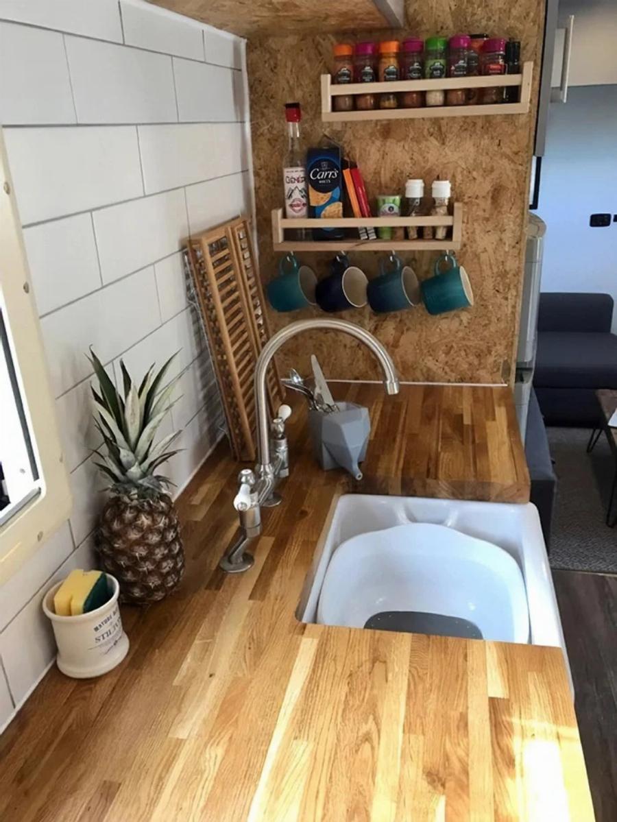 Ονειρικό σπίτι μόνο με 4.000ευρώ: Ζευγάρι αγόρασε παλιό φορτηγό, το μεταμόρφωσε σε κινητό σπίτι και το εσωτερικό του εντυπωσιάζει