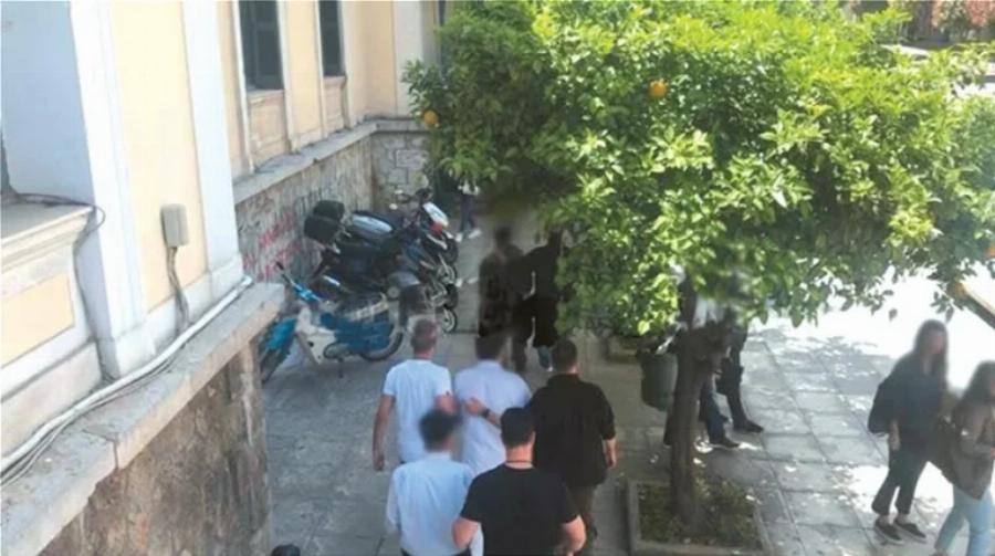 «Το κτήνος της Λαμίας είναι πατέρας μου»: Τα εφιαλτικά παιδικά χρόνια του ηθοποιού Άκη Δήμα και η αλλαγή του ονόματός του