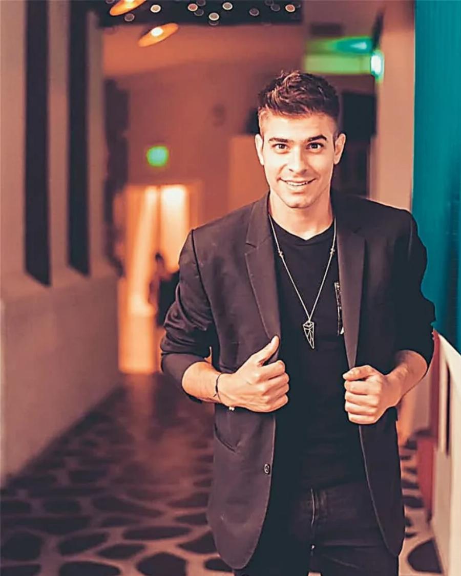 «Το κτήνος της Λαμίας είναι πατέρας μου»: Τα εφιαλτικά παιδικά χρόνια του ηθοποιού Άκη Δήμα και η αλλαγή του ονόματός του