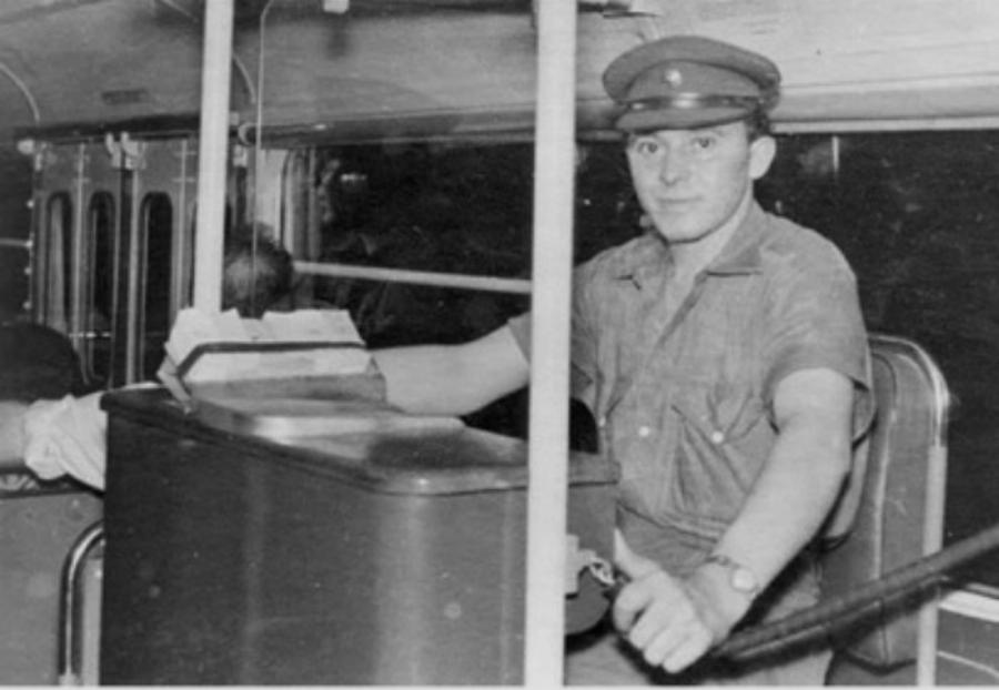 Θυμάσαι τότε που τα λεωφορεία είχαν εισπράκτορα και το εισιτήριο λίγες δραχμές;