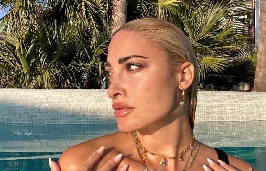 Η Ιωάννα Τούνη με φουσκωμένη την κοιλίτσα: Φόρεσε το μπικίνι της και ποζάρει πάνω στο σκάφος στον 5ο μήνα της εγκυμοσύνης