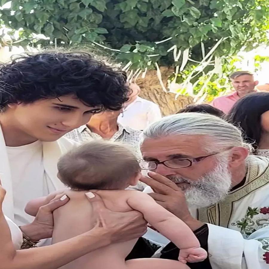 Ο γιος του Γιώργου Τσαλίκη μεγάλωσε και έγινε νονός – Φωτογραφίες από την βάφτιση