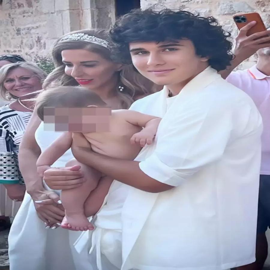 Ο γιος του Γιώργου Τσαλίκη μεγάλωσε και έγινε νονός – Φωτογραφίες από την βάφτιση