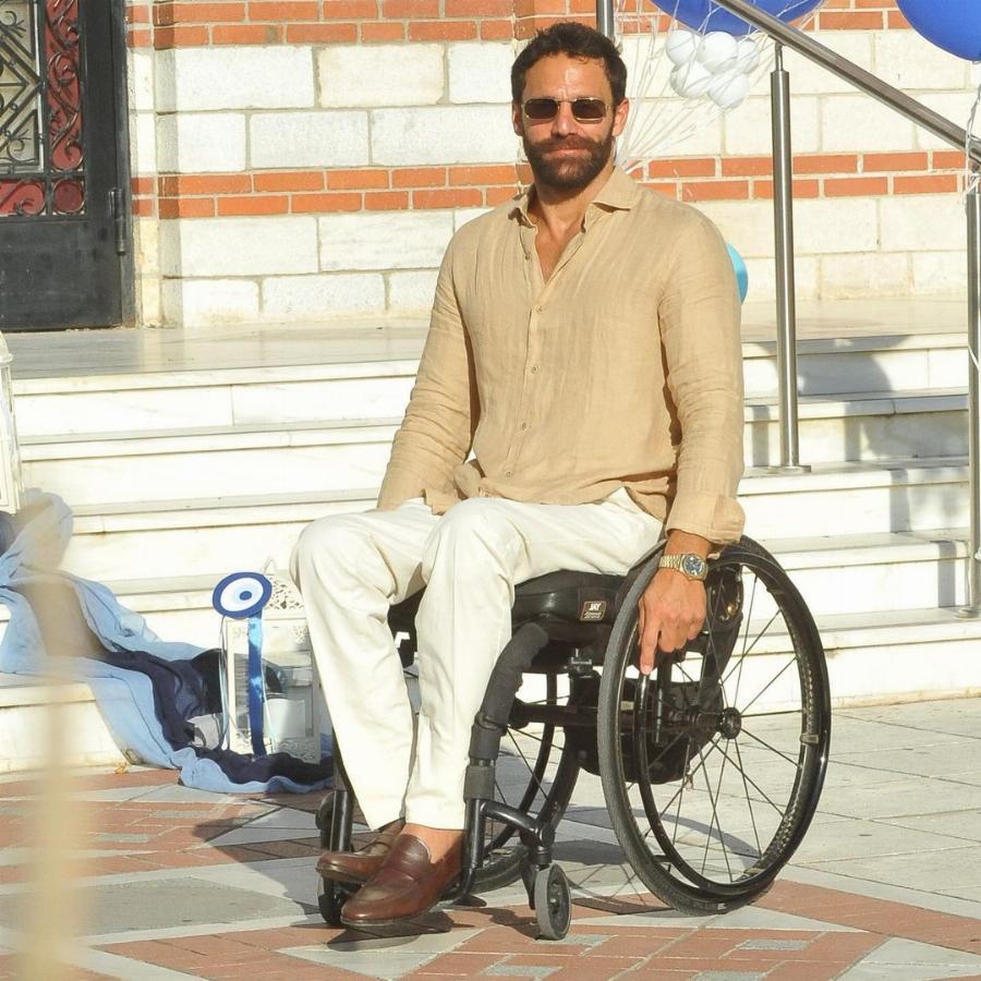 Η συγκλονιστική ανάρτηση του Αντώνη Τσαπατάκη: «Οι φίλοι μου γίνονται τα πόδια μου» – Τον κατέβασαν σε δύσβατη παραλία στους ώμους