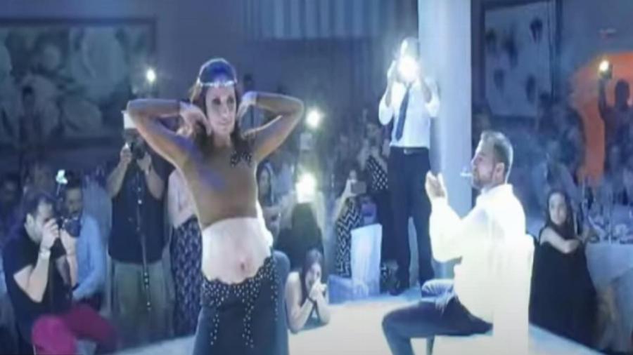 Τρέλανε τον γαμπρό: Το «αμαρτωλό» τσιφτετέλι μιας νύφης που πέταξε το νυφικό και άφησε τους πάντες «άφωνους» με τα λικνίσματά της