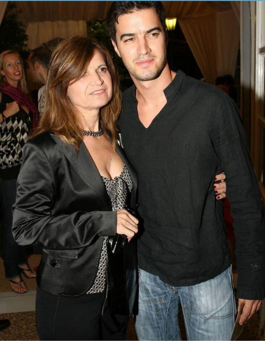 Μοιάζουν σαν δυο σταγόνες νερό: Η μεγάλη ομοιότητα του Γιάννη Τσιμιτσέλη με τη μητέρα του και η αδυναμία που της έχει