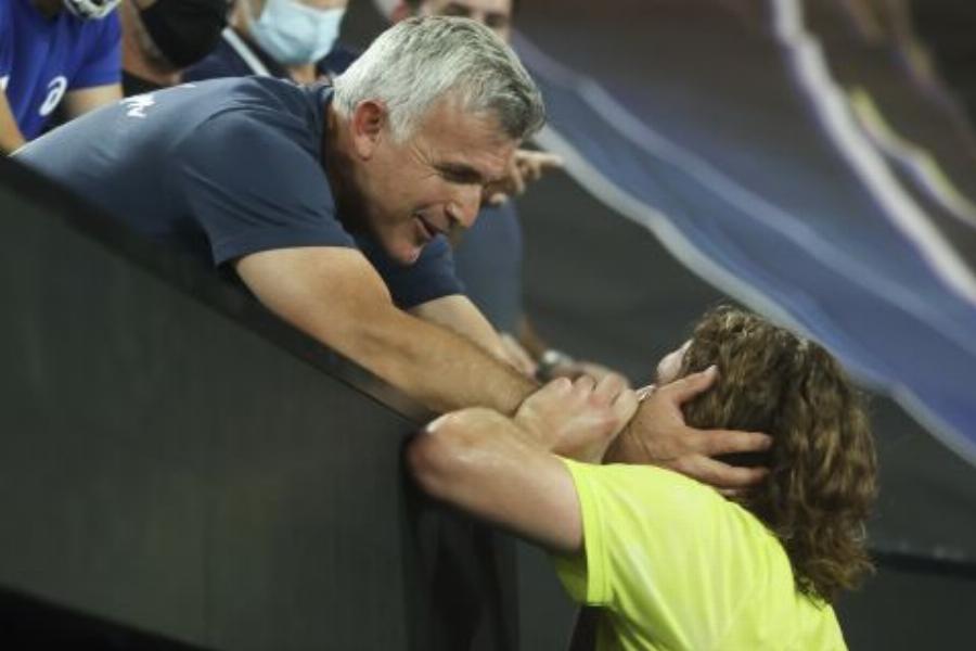 Το δώρο του Στέφανου Τσιτσιπά προς τον πατέρα του: Έκανε δώρο στον πατέρα του αυτοκίνητο αξίας 240.000 ευρώ