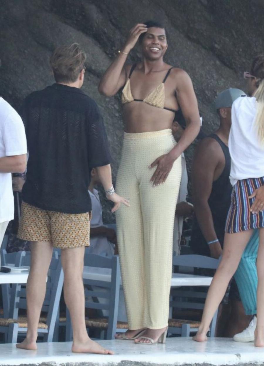 Απολαμβάνει τις καλοκαιρινές διακοπές του στην Μύκονο και εντυπωσιάζει: Ο 30χρονος γιος του Μάτζικ Τζόνσον τρέλανε με την εμφάνιση του