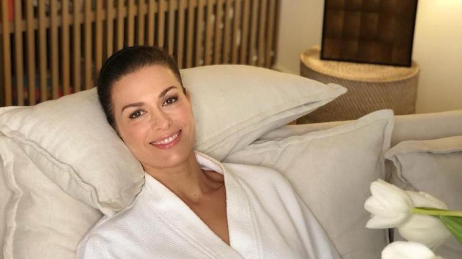 Με ολόσωμο μαγιό στα 49 της η Τζίνα Αλιμόνου είναι πιο εντυπωσιακή από ποτέ – Το σώμα της θυμίζει 25χρονη