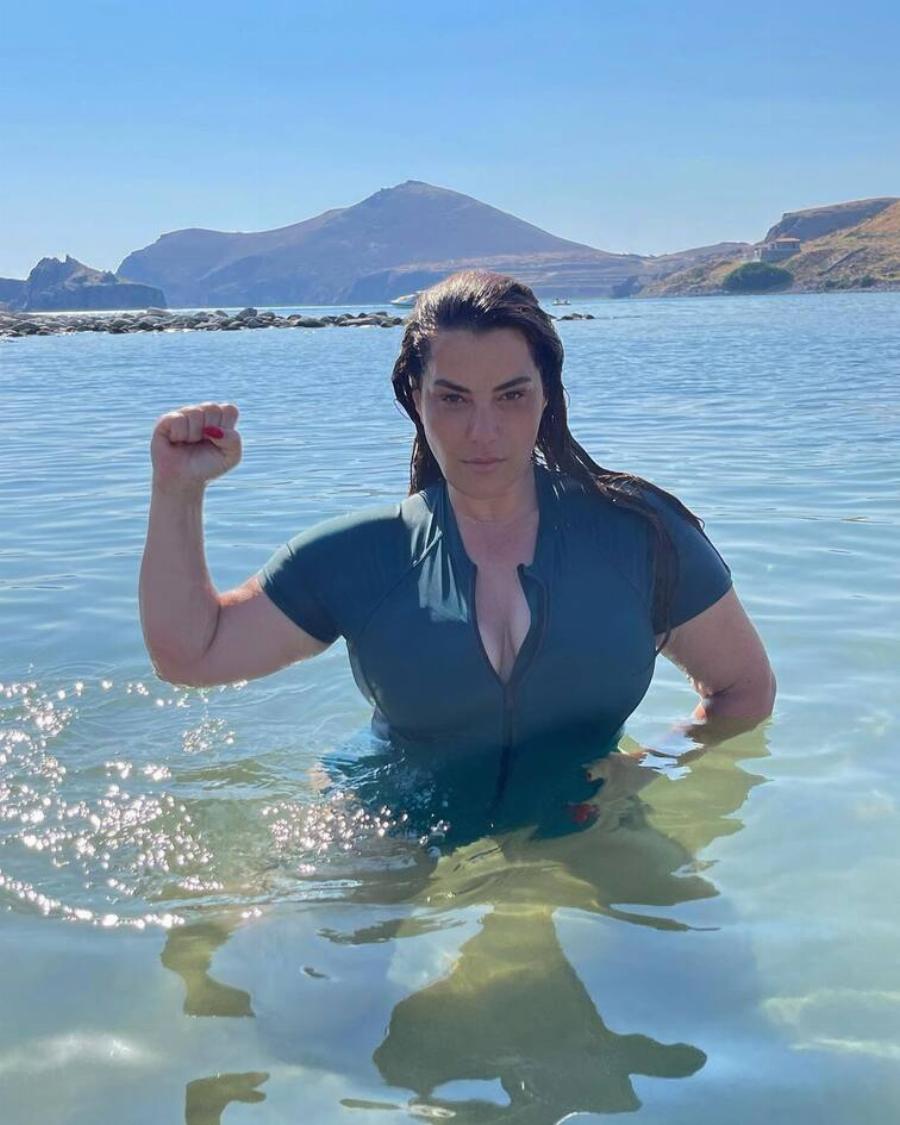 Με αθλητικό μαγιό μέσα στο νερό: Η Κατερίνα Ζαρίφη ποζάρει και δίνει επική απάντηση στον Γρηγόρη Γκουντάρα