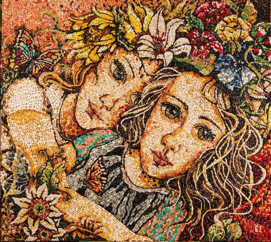 «Μέσω της τέχνης υπάρχει θεραπεία»: Η Ελληνίδα γιατρός που φτιάχνει τα πιο ονειρικά ψηφιδωτά με ληγμένα φάρμακα