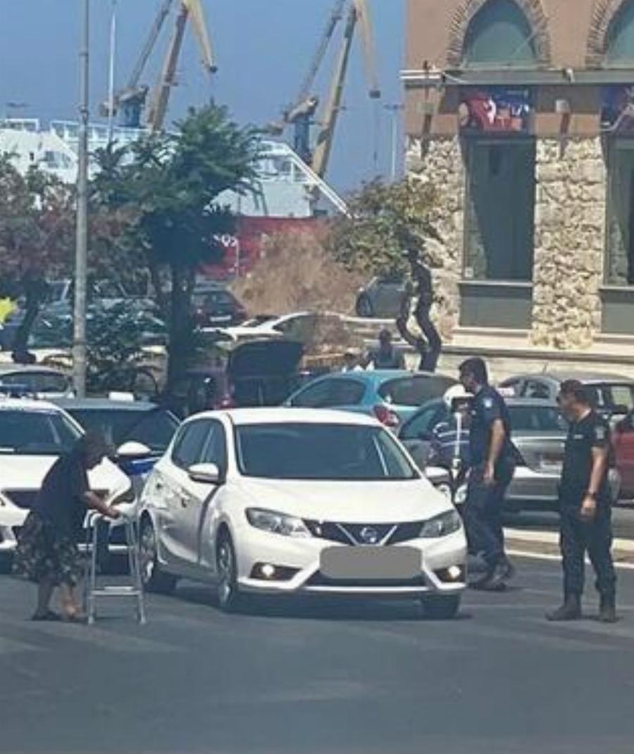 Πράξεις ανθρωπιάς από την ελληνική αστυνομία: Έκλεισαν τον δρόμο για να περάσει ηλικιωμένη